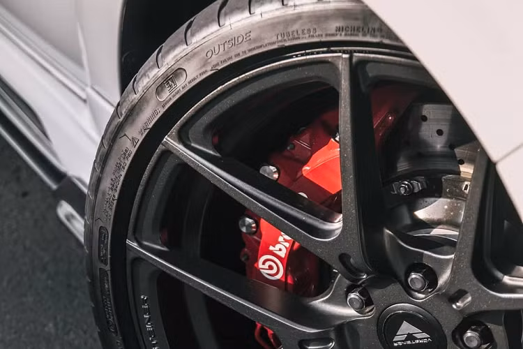 Chiếc Toyota Innova độ Lamborghini Urus này do một người đàn ông có tên Agus tạo ra. Anh Agus gọi chiếc xe độ của mình là "Toyota Innova tái sinh". Qua những hình ảnh do anh Agus cung cấp, có thể thấy chiếc Toyota Innova này được độ với cảm hứng từ siêu xe Lamborghini Urus.