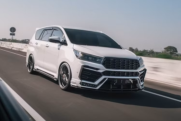  Toyota Innova 7 chỗ ngồi hiện là một trong những mẫu xe bán chạy nhất tại thị trường Indonesia. Với không gian nội thất rộng rãi, có thể chở nhiều người và động cơ với sức mạnh vừa đủ, đặc biệt là máy dầu, Toyota Innova là sự lựa chọn phù hợp cho việc đi lại hàng ngày.