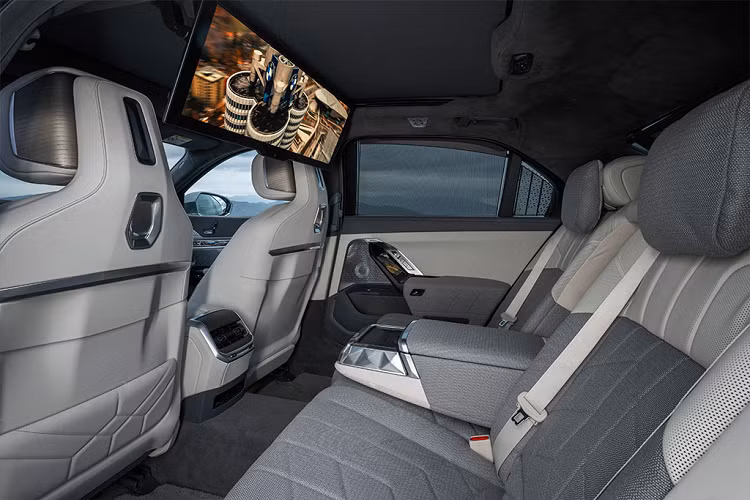 Khoang nội thất của BMW i7 với rất nhiều loại vật liệu cao cấp, đi kèm thiết kế tuyệt đỉnh cũng như các trang bị hiện đại bậc nhất thế giới xe sang. Cặp đôi màn hình sau vô-lăng nối liền với màn hình trung tâm giải trí, một màn hình cỡ lớn 31,3 inch có độ phân giải lên tới 8K ; hay hai màn hình nhỏ đặt ở vị trí tay nắm cửa phía sau.