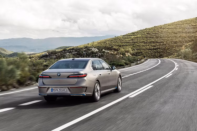 Chiếc sedan điện BMW i7 đầu tiên tại Malaysia hỗ trợ hệ thống sạc hỗn hợp, cho phép kết nối với bộ sạc type 2 sử dụng điện xoay chiều AC cho công suất 11,7 kW và thời gian sạc đầy pin rơi vào khoảng 9,5 tiếng. Trong khi đó nếu sử dụng bộ sạc nhanh CCS2 với điện một chiều có công suất 195 kW, xe sẽ có thể sạc từ 10 - 80% pin chỉ trong 34 phút.