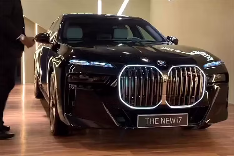 BMW i7 2023 chay 625km/lan sac toi Dong Nam A, 