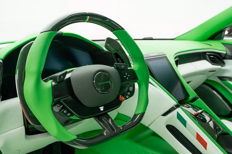 Thay cho nắp capo nguyên bản, hãng độ Mansory đã thay thế nắp capo mới được chế tác hoàn toàn bằng vật liệu carbon, phần giữa nắp capo được để lộ phần bề mặt carbon trần với lớp hoàn thiện bóng.