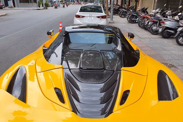 Thông tin chúng tôi có được, chiếc siêu xe mui trần McLaren 720S Spider này từng là quà tặng sinh nhật của một "rich kid" ở Đà Nẵng nhưng sau đó đã được bán lại cho 1 người chơi xe ở tỉnh Bà Rịa - Vũng Tàu nhưng nay lại xuất hiện ở Hải Phòng.