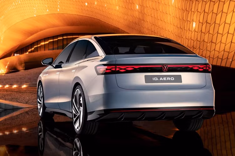 Sedan điện Volkswagen ID. Aero được trang bị tay nắm cửa nằm chìm vào thân xe nhằm giảm hệ số lực cản không khí và cải thiện phạm vi di chuyển. Theo hãng Volkswagen, mẫu sedan thuần điện hạng sang này có hệ số lực cản không khí chỉ 0,23 Cd. Phía sau, Volkswagen ID. Aero được trang bị cụm đèn hậu LED nằm vắt ngang đuôi xe và gợi liên tưởng đến những chiếc xe sang Audi Sportback.