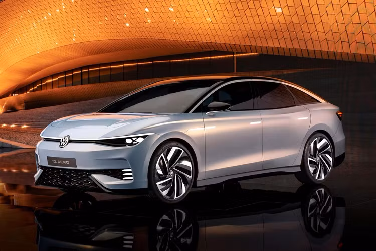 Mới đây, hãng Volkswagen đã tung ra những hình ảnh đầu tiên của mẫu xe concept có tên ID. Aero. Đây chính là mẫu sedan thuần điện hạng sang đầu tiên của thương hiệu Volkswagen. Mẫu xe sedan Volkswagen ID. Aero 2023 mới được thiết kế nhằm đối đầu với Tesla Model 3 và BMW i4.
