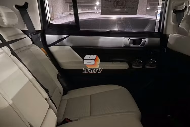 Theo tin đồn, Hyundai SantaFe thế hệ mới sẽ được nâng phân khúc từ hạng trung lên cỡ lớn để gia tăng sự khác biệt với người anh em Tucson. Hộc đựng cốc trên tappi cửa ở hàng ghế thứ hai của xe giống với mẫu SUV cỡ lớn Hyundai Palisade đã phần nào cho thấy điều này.