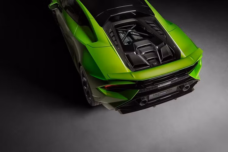 Cuối cùng là cánh gió cố định ở đuôi xe, có kích thước khá khiêm tốn so với Lamborghini Huracan STO. Thế nhưng, theo hãng Lamborghini, cánh gió này vẫn giúp Huracan Tecnica có lực ép xuống mặt đường tăng 35% so với Huracan Evo RWD. Kết hợp với những chi tiết khí động lực học khác như bộ chẻ khí trước và ốp bên dưới gầm, cánh gió sau giúp giảm 20% hệ số lực cản không khí cho xe.