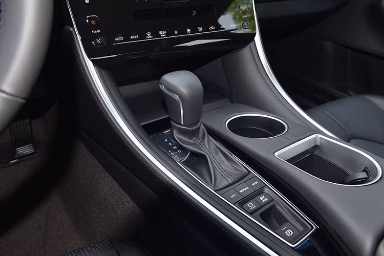 Chưa hết, Toyota Avalon 2022 tại Trung Quốc còn được bổ sung màn hình hiển thị thông tin kính lái HUD, sạc điện thoại thông minh không dây và cổng USB Type C thay cho loại Type A truyền thống. Không chỉ tiện nghi hơn, Toyota Avalon 2022 tại Trung Quốc còn được trang bị 10 túi khí và gói công nghệ an toàn chủ động Toyota Safety Sense phiên bản 2.5 mới. Nhờ đó, xe có thêm những tính năng như giữ làn đường và tự động vượt, mang đến cảm giác nhàn nhã hơn cho người lái.