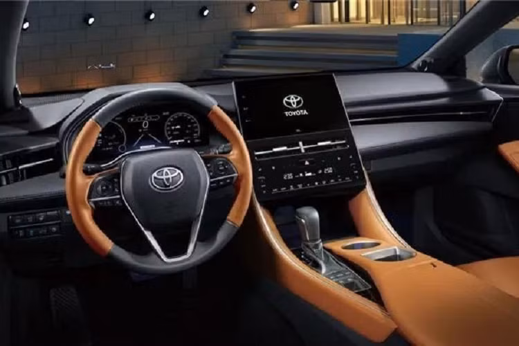 Ngoài ra, Toyota Avalon 2022 còn có dải đèn LED định vị ban ngày hình chữ "L" mới nằm bên trong đèn pha. Trong khi đó, đèn sương mù nhỏ vẫn được tích hợp bên trong lưới tản nhiệt như trước. Hai khe gió nằm dọc ở hai bên lưới tản nhiệt cũng được giữ lại trên xe.