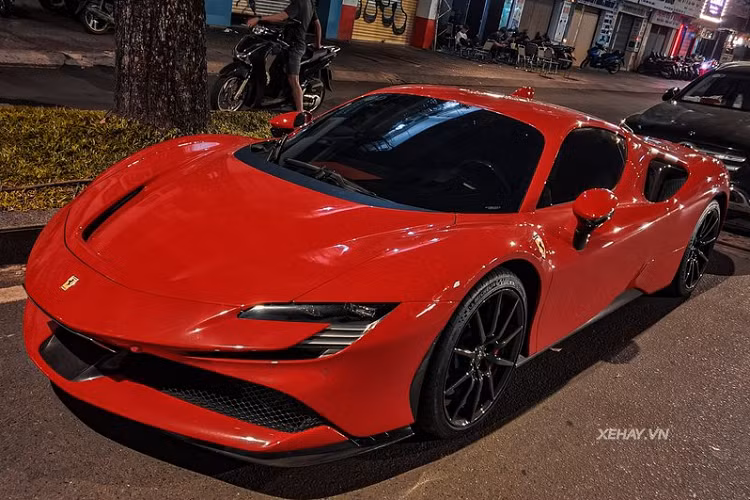 Di chuyển ra phía sau, có thể thấy phần đuôi của Ferrari SF90 Stradale được thiết kế khá phức tạp, với cặp ống xả kép hình tròn đặt cao ở trung tâm, cụm đèn hậu dạng LED hình chữ nhật lạ mắt và bộ khuếch tán sợi carbon táo bạo, khiến siêu xe trông rất hầm hố và mạnh mẽ.