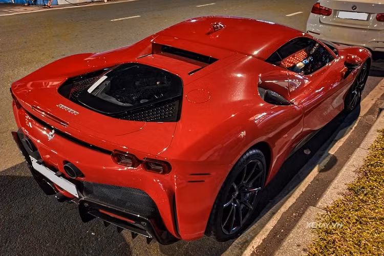 Điểm nổi bật nhất của SF90 Stradale nằm ở hệ truyền động, đây là siêu xe sử dụng hệ truyền động plug-in hybrid đầu tiên trong lịch sử của nhà "ngựa chồm".