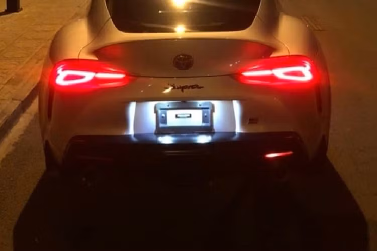 Tháng 9/2021, chiếc xe thể thao Toyota GR Supra thế hệ mới đầu tiên đã có mặt tại dải đất hình chữ S thông qua các công ty nhập khẩu tư nhân. Chiếc xe này phải mất gần 6 tháng mới hoàn thành các thủ tục đăng kiểm để bàn giao cho người mua vào khuya ngày 13/3/2022.