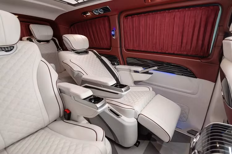 Những trang bị đáng chú ý còn lại của xe bao gồm hệ thống đèn trần, thảm sàn sang trọng, rèm cửa chỉnh điện, điều hòa tự động 2 vùng, camera 360 độ quan sát toàn cảnh... Màn hình cỡ lớn lắp trên trần để phục vụ hàng ghế sau