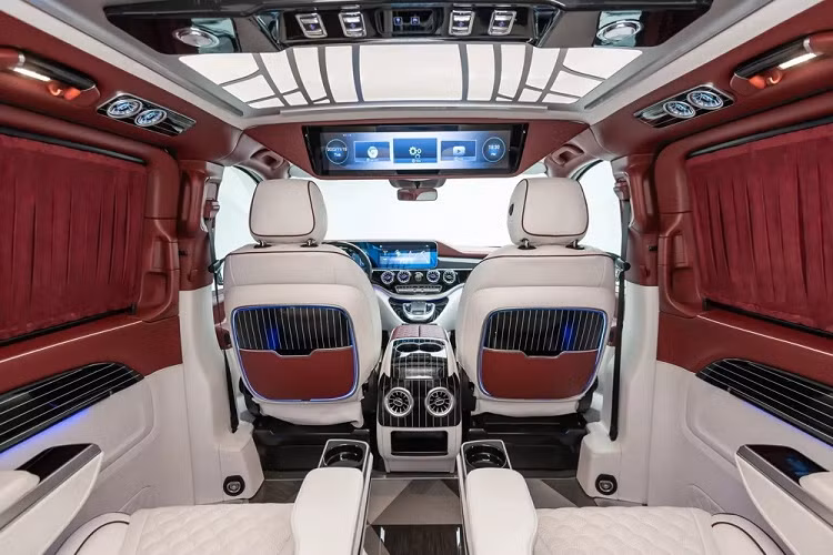 Trong khi đó, cản sau được bổ sung 4 đầu ống xả giả mạ crôm tương tự nhiều mẫu xe Mercedes-Benz đang bán trên thị trường. Trên cửa cốp còn có thêm logo và tem chữ nổi "Maybach". Tương tự ngoại thất, nội thất của chiếc Mercedes-Benz Metris cũng được "dọn lại". Không gian nội thất rộng rãi của xe được bọc bằng chất liệu da màu trắng giống sơn ngoại thất. Bên cạnh đó là những khu vực được bọc da màu đỏ tương phản.