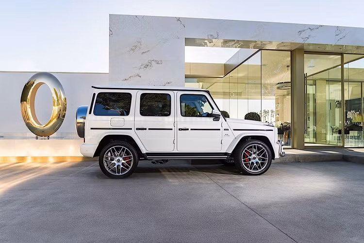Để “giải thích” cho việc tăng giá, Mercedes-Benz đang chuẩn bị giới thiệu một số gói phụ kiện và tùy chọn mới cho G-Class. “Mercedes-Benz đã đưa ra một số lượng lớn các gói trang bị mới cho G-Class,” một giám đốc bán hàng của Mercedes chia sẻ với Business Insider. “Điểu này sẽ làm giảm sự phức tạp trong quá trình sản xuất xe".