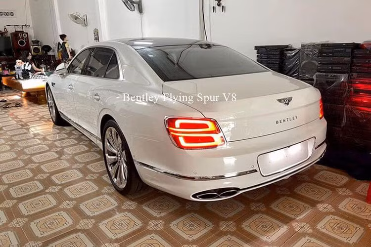 Sức mạnh của khối động cơ V8 này được truyền xuống cả 4 bánh thông qua hộp số ly hợp kép 8 cấp và thời gian tăng tốc từ 0 - 100 km/h chỉ là 4,1 giây trước khi chạm ngưỡng tối đa 318 km/h.