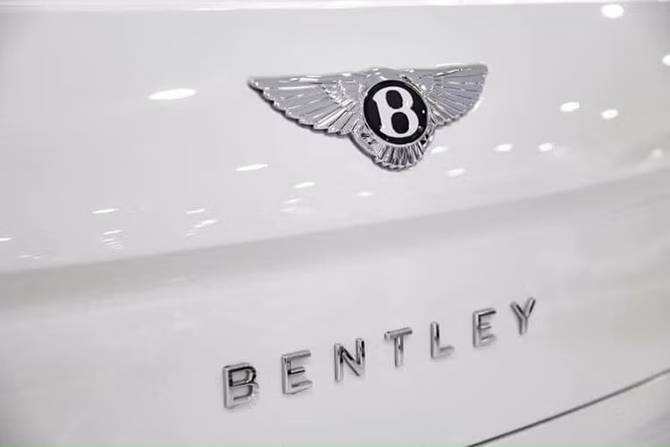 Tương tự các mẫu xe của đối thủ Rolls-Royce, logo đôi cách chữ B giờ đây cũng có tính năng thò thụt với cơ chế ẩn tự động xuống nắp ca-pô khi có lực tác động lớn để tránh bị mất cắp. Bentley Flying Spur V8 thế hệ mới được trang bị bộ mâm đa chấu kích thước 22 inch mạ crôm sáng bóng.