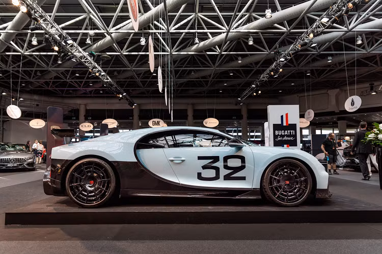 Ông Hendrik Malinowski, giám đốc điều hành Bán hàng và Tiếp thị của Bugatti nhận xét: “Trong nhiều năm, chúng tôi đã làm việc với khách hàng của mình để tạo ra tầm nhìn cá nhân của riêng họ về chiếc Hypercar tuyệt đỉnh. Đó luôn là một quy trình được thiết kế riêng nhưng khi ngày càng có nhiều khách hàng của chúng tôi yêu cầu những tính năng tùy chỉnh chi tiết và phức tạp, việc ra mắt chương trình cá nhân hóa Bugatti Sur Mesure sẽ đảm bảo việc chúng tôi có thể đáp ứng mong muốn của khách hàng với mức độ hoàn hảo theo yêu cầu của một chiếc Bugatti.”