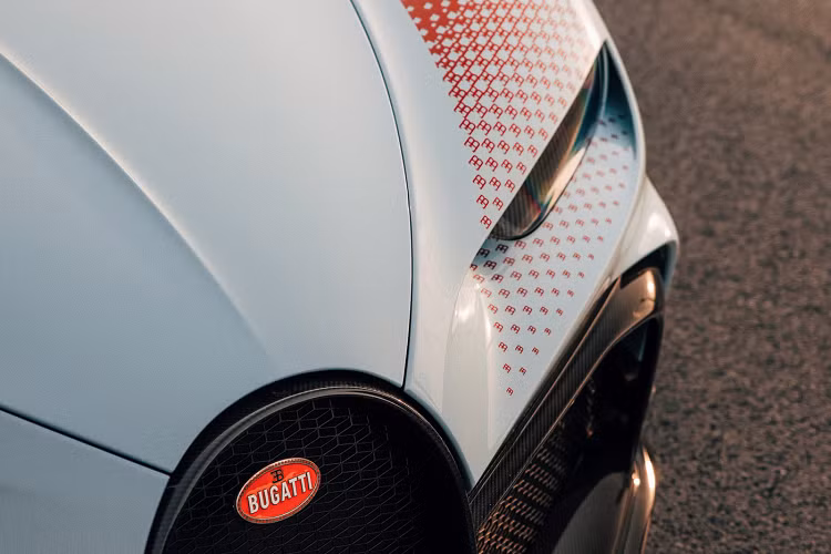 Đội ngũ Bugatti Sur Mesure cũng đã phát triển họa tiết sơn “EB” mờ dần mới và được bày trí lên thân xe một cách thủ công. Khoang nội thất cũng được bọc da màu đen cùng họa tiết “EB” màu đỏ được thêu chìm một cách tỉ mỉ trên các tấm cửa xe. Họa tiết này đều được thiết kế và hoàn thiện một cách tỉ mỉ bởi đội ngũ Bugatti Sur Mesure.