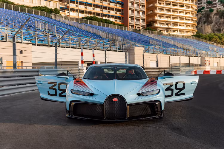Ngoài việc mang đến cho đại lý Bugatti Monaco mới khai trương một mẫu xe đặc biệt, việc đem mẫu xe này tới đây cũng liên quan đến người đàn ông đã truyền cảm hứng cho chiếc xe.