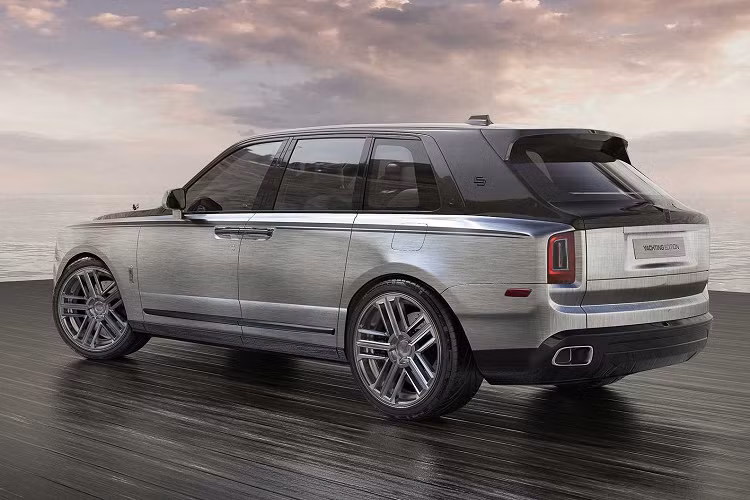Các chi tiết còn lại trên Rolls-Royce Cullinan độ Carlex Design như phần mui xe, lưới tản nhiệt, nóc xe và các chi tiết nhỏ khác được hoàn thiện bằng lớp sơn màu đen. Carlex cho biết hai màu này “tương phản nhưng hoàn toàn ăn nhập với nhau”.