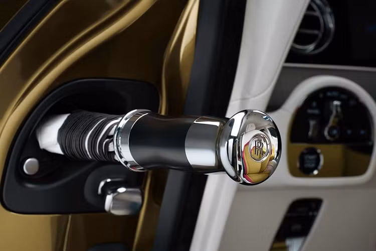 Lần đầu tiên, khách hàng giờ đây có thể mở rộng tuỳ chọn Bespoke của họ vượt ra ngoài thế giới vật lý và bước vào kiến trúc kỹ thuật số làm nền tảng cho SPIRIT. Sau khi chắc chắn rằng kết cấu khung gầm Architecture of Luxury có thể được điều chỉnh theo yêu cầu của một chiếc Rolls-Royce chạy hoàn toàn bằng điện, các kỹ sư của thương hiệu đã có thể đảm bảo tính tiếp nối của trải nghiệm Rolls-Royce từ danh mục đầu tư hiện tại, mà trong đó từng sản phẩm đều góp phần vào giữ vững sự thành công không ngừng của thương hiệu trên toàn cầu.