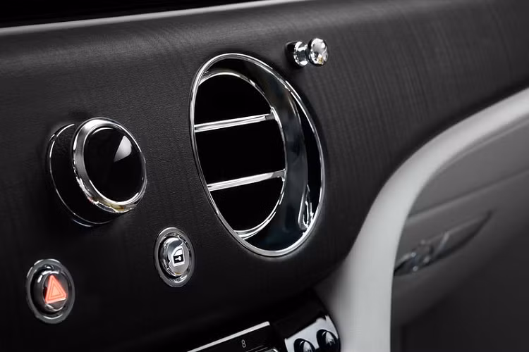 Spectre là mẫu Rolls-Royce sở hữu nhiều công nghệ kết nối nhất trong lịch sử. Và để khai thác khả năng xử lý thông tin của Trí tuệ Phi tập trung đầy ưu việt đó, yêu cầu về kinh nghiệm chuyên môn được đặt ra cao hơn bao giờ hết đối với các cá nhân tham gia dự án. Để đảm bảo giữ trọn vẹn trải nghiệm Rolls-Royce, cũng như nâng tầm chất lượng chuyến đi, thương hiệu đã lựa chọn các kỹ sư, phụ trách mảng phát triển và thử nghiệm sản phẩm, có kinh nghiệm nhất để dẫn dắt dự án.