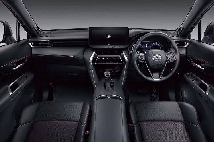Công suất của Toyota Harrier Hybrid 2023 dẫn động cầu trước FWD là 218 mã lực. Ở phiên bản dẫn động 4 bánh toàn thời gian, Toyota Harrier Hybrid 2023 có thêm mô-tơ điện với công suất 54 mã lực và mô-men xoắn 121 Nm trên cầu sau. Công suất tổng cộng của Toyota Harrier Hybrid AWD 2023 là 222 mã lực. So với 2 phiên bản dùng động cơ xăng và hybrid, Toyota Venza PHEV 2023 nặng hơn khoảng 300 - 400 kg, đạt trọng lượng 1,95 tấn.