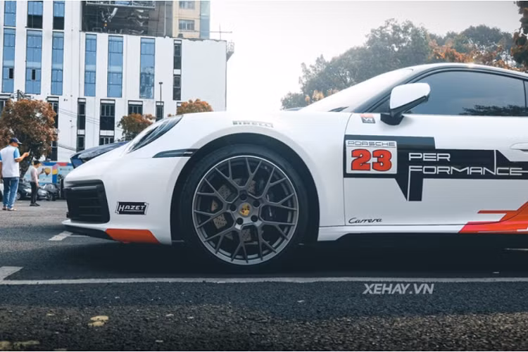 Không chỉ gây ấn tượng bởi bộ cánh độc lạ, chiếc Porsche 911 Carrera S này còn hấp dẫn người nhìn nhờ thiết kế mượt mà, quyến rũ. So với thế hệ trước, tổng thể xe đã được trau chuốt lại với đèn pha hiện đại và sắc nét hơn, cùng những đường gân dập nổi trên mui xe và vòm bánh xe mở rộng, giúp xe trông thể thao hơn.