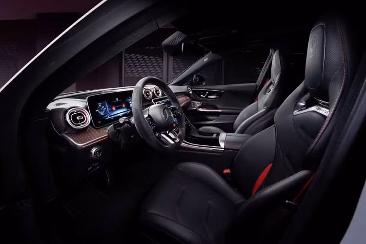 Bên trong cabin, bản F1 Edition được trang bị ghế thể thao AMG Performance bọc da Nappa màu đen cùng với chữ "AMG" in nổi trên tựa đầu. Dây an toàn màu đỏ nổi bật, thảm sàn có logo F1. Vô lăng thể thao tích hợp nhiều phím chức năng, bọc bằng da Nappa kết hợp vi sợi Dinamica.