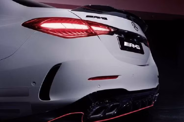 Sức mạnh này cho phép chiếc xe tăng tốc 0-96 km/h trong 3,3 giây. Tốc độ tối đa là 280 km/h. Mức giá xe Mercedes-AMG C63 F1 Edition 2023 mới hiện vẫn chưa được công bố chính thức.