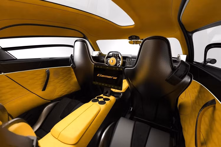 Nói về dòng siêu xe triệu đô Koenigsegg Gemera, đây là 1 siêu phẩm hypercar 4 chỗ ngồi đầu tiên trên thế giới, nhưng nếu tính tổng công suất của động cơ xăng và điện kết hợp với nhau, mẫu xe này còn trở thành phiên bản megacar với tổng công suất lên đến 1.677 mã lực và mô-men xoắn cực đại 3.500 Nm.