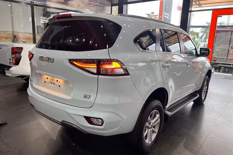 Trong khi đó, hai phiên bản còn lại là Isuzu mu-X B7 Plus 1.9 AT 4x2 có giá 945 triệu đồng và đặc biệt là 1 nhân viên bán hàng tiết lộ phiên bản thứ 4 sẽ mang tên gọi Platinum 1.9 AT 4x4, thay vì Premium 1.9 AT 4x4 như tin đồn trước đó, xe sẽ có giá 1,14 tỷ đồng.