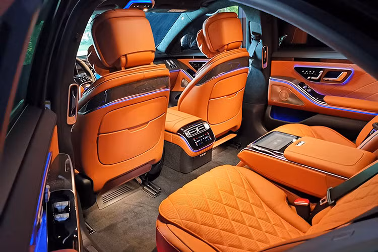 Ngoài ra, chiếc xe sang Mercedes-Benz S450 Luxury này còn sở hữu màn hình cảm ứng OLED 12,8 inch ở khu vực trung tâm, chi tiết này giúp bảng điều khiển xe gọn hơn khi lượt bỏ đến 27 nút bấm so với bản cũ.