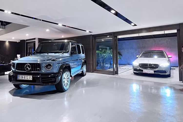 Động cơ chiếc xe sang này có tích hợp công nghệ EQ Boost sản sinh ra công suất tối đa 367 mã lực cùng mô-men xoắn cực đại đạt 500 Nm. Sức mạnh này được đồng hành cùng hộp số tự động 9 cấp, đi kèm hệ dẫn động cầu sau và cả hệ thống đánh lái bánh sau.