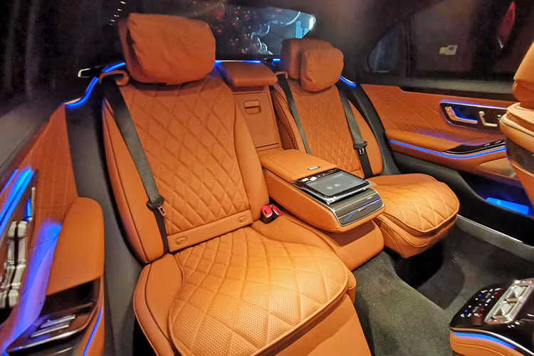 Tiếp đến là các chi tiết ốp gỗ đen bóng Piano trong khoang lái xe Mercedes-Benz S450 Luxury thế hệ mới của Đàm Thu Trang tạo nên sự sang trọng và đẳng cấp,...