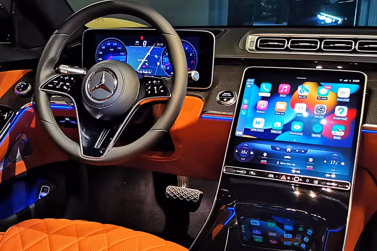 Mở cửa bước vào bên trong khoang lái của xe Mercedes-Benz S450 Luxury 2022 mới được bàn giao cho vợ chồng Cường "Đô-la" đập vào mắt người xem chính là việc xe có nội thất màu nâu khá ấn tượng và còn được trang bị rất nhiều đồ chơi xịn sò theo xe như ghế ngồi bọc da Nappa Exclusive cùng gói nội thất Exclusive với ghế thương gia phía sau và đệm đỡ bắp chân.