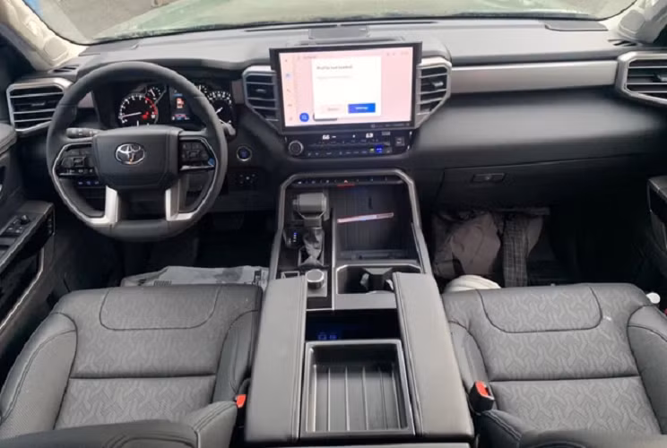 Toyota Tundra Limited về nước sở hữu màu xanh rêu khá lạ mắt. Màu này thường được bắt gặp trên các dòng SUV hầm hố của Toyota/Lexus như Land Cruiser Prado hay GX 460. Ở thế hệ mới, xe có nhiều điểm được chỉnh sửa phần ngoại thất. Lưới tản nhiệt dạng thanh ngang cỡ lớn màu xám mờ, với đường viền mạ chrome mờ. Đèn chiếu sáng, đèn định vị ban ngày và đèn hậu đều dùng công nghệ LED. Đèn pha có tính năng tự động bật/tắt. Mâm xe hai tông màu, kích thước 20 inch.