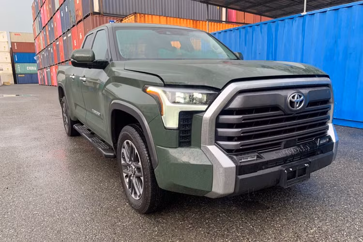 Sau nhiều tháng được chào bán tới khách hàng trong nước, một chiếc Toyota Tundra 2022 mới vừa được khui công tại cảng ở Việt Nam. Xe được đưa về từ Mỹ thông qua một đơn vị chuyên kinh doanh xe nhập khẩu tại Hà Nội. Đây là chiếc Toyota Tundra đời mới đầu tiên về Việt Nam. Theo thông tin từ đơn vị này, giá xe Toyota Tundra 2022 Limited bán ra hơn 4,5 tỷ đồng. Giá bán này có thể coi là tương đồng với Ford F-150.