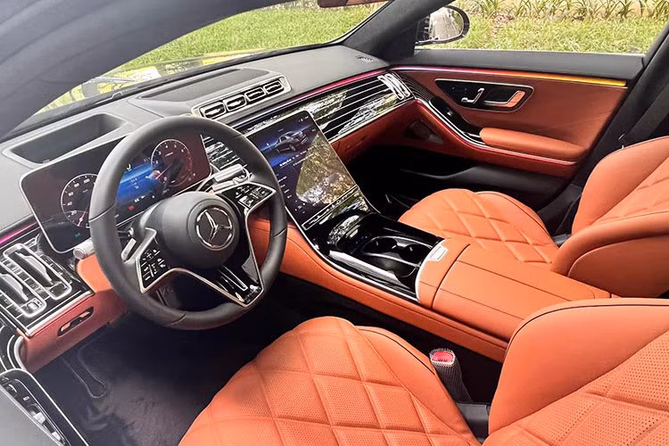 Cũng là Mercedes S450 2022 thế hệ mới, nhưng mẫu xe này là phiên bản siêu sang được gắn thêm chữ Maybach, chiếc Maybach S450 2022 cũng khiến Minh Nhựa phải chi thêm gần 3 tỷ đồng cho đam mê sở hữu xe siêu sang.