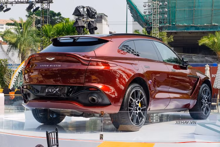 Xe cũng có nhiều chi tiết sợi carbon như ốp hốc gió bên, ốp gương chiếu hậu ngoài, tay nắm cửa...Ngoài ra, xe còn được trang bị hệ thống ống xả kép đặt đối xứng 2 bên và mâm hợp kim đa chấu kích thước 22 inch.