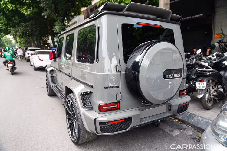 Logo AMG và V8 Biturbo nguyên bản đã được thay bằng logo của hãng độ Brabus. Hệ thống ống xả nguyên bản của xe cũng được thay bằng loại của Brabus giúp tạo ra âm thanh uy lực hơn.