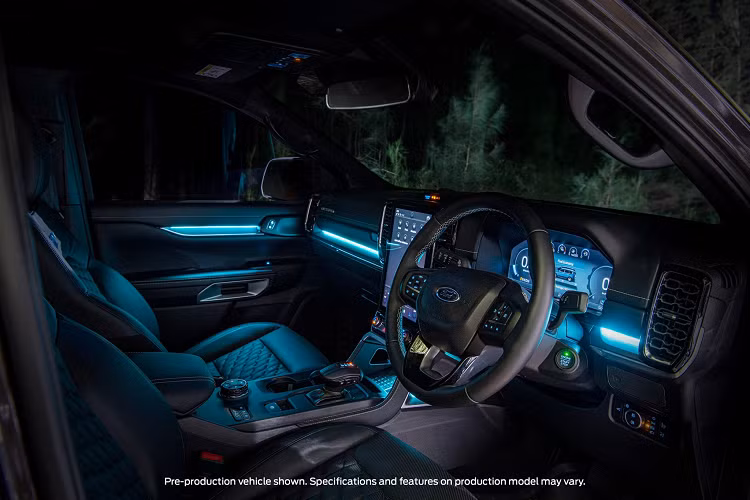 Ford Everest thế hệ mới sở hữu nhiều trang bị an toàn và hỗ trợ lái bao gồm hệ thống điều khiển hành trình thích ứng thông minh, hỗ trợ đánh lái tránh né. Ngoài ra còn có chức năng hỗ trợ phanh khi lùi, hỗ trợ va chạm trước, hệ thống cảnh báo điểm mù.