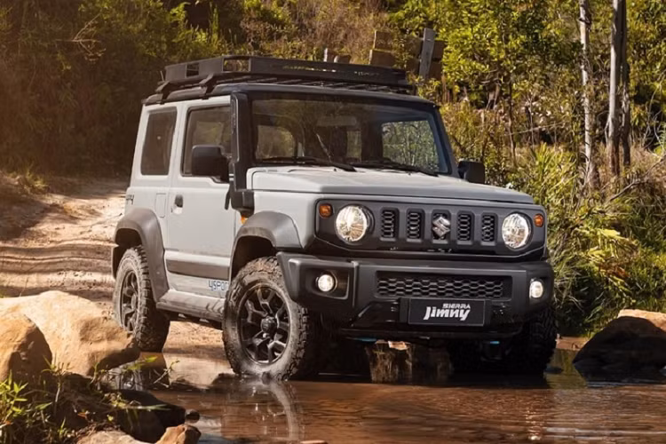 Mẫu xe SUV cỡ nhỏ Suzuki Jimny Sierra 4Sport 2022 mới phiên bản địa hình này sẽ được trang bị tiêu chuẩn với ống thở, giá nóc để chở thêm hàng hóa.
