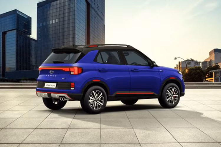 Qua những hình ảnh đầu tiên do hãng Hyundai tung ra, có thể thấy Venue N Line mới sở hữu thiết kế nổi bật hơn bản thường. Điều này được thể hiện qua thiết kế đầu xe với lưới tản nhiệt Parametric Jewel Grille hình chữ nhật, đi kèm mắt lưới đa điểm mạ crôm.