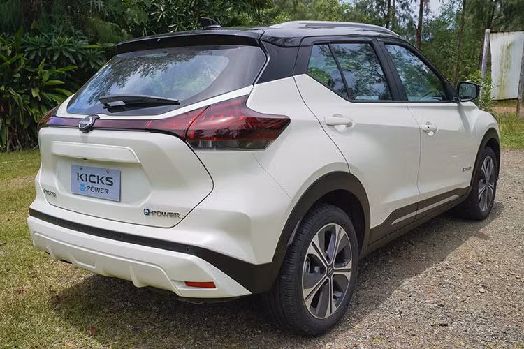 Theo thông tin mới nhất, mẫu SUV hạng B này tại Việt Nam sẽ có 2 phiên bản là tiêu chuẩn và cao cấp. Giá xe Nissan Kicks 2023 ở bản tiêu chuẩn sẽ là 780 triệu đồng và bản cao cấp là 850 triệu đồng.