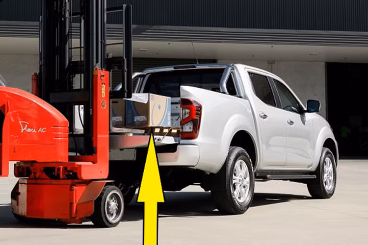 Mitsubishi Triton thế hệ 2023 vẫn khỏe khoắn với các đường gân dập nổi chạy dọc. Xét một cách tổng thể, ngoại hình của Triton sẽ có phần hầm hố hơn so với mẫu xe hiện hành. Tuy nhiên, đối với những ai ưa thích kiểu thiết kế Dynamic Shield, sự thay đổi này có thể đem đến nhiều lạ lẫm.
