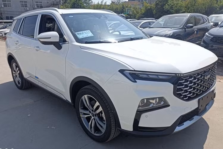 Giá xe Ford Territory 2023 tạm tính lần lượt là 799 triệu và 869 triệu đồng. Nếu giá dự kiến là chính xác thì Territory 2023 rẻ hơn đáng kể so với những đối thủ cùng phân khúc như Honda CR-V (từ 998 đến 1,138 tỷ đồng), Mazda CX-5 (839 triệu đến 1,059 tỷ đồng), Kia Sportage (899 đến 1,089 tỷ đồng) và Hyundai Tucson (825 triệu đến 1,03 tỷ đồng).