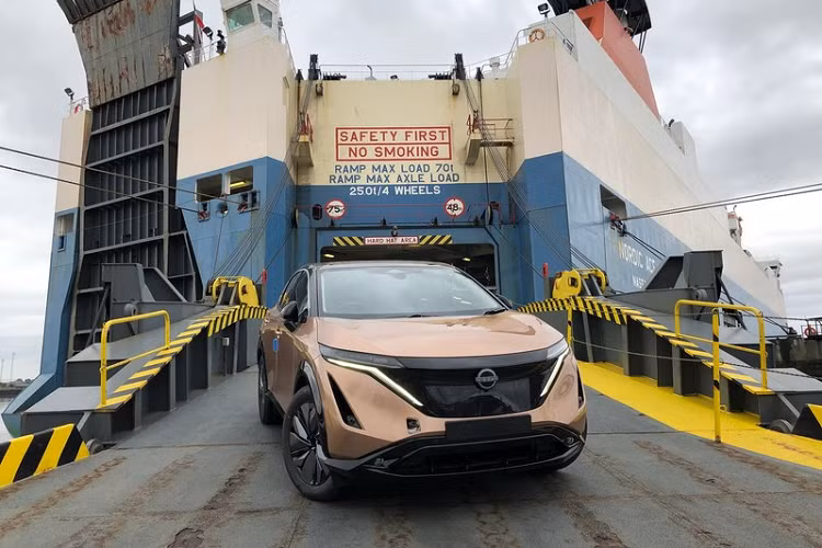 Nhìn ngang hông xe, Nissan Ariya mặc dù là một mẫu crossover thuần điện nhưng kiểu dáng lại mang hơi hướng SUV lai Coupe với phần mui phía sau vát nhẹ xuống đuôi, tạo cảm giác mềm mại hơn rất nhiều. Ariya được trang bị bộ mâm kích thước cao nhất tới 21 inch.