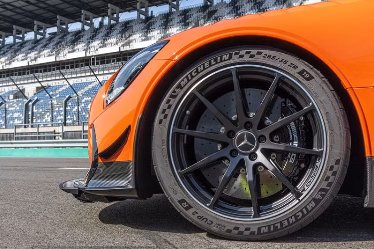 Về kiểu dáng, AMG GT Black Series sở hữu diện mạo lấy cảm hứng từ những mẫu xe đua GT3 và GT4 với bộ lưới tản nhiệt lớn, phía dưới là bộ khuếch tán mở rộng cùng các sợi dây buộc căng cố định theo phong cách xe thể thao.